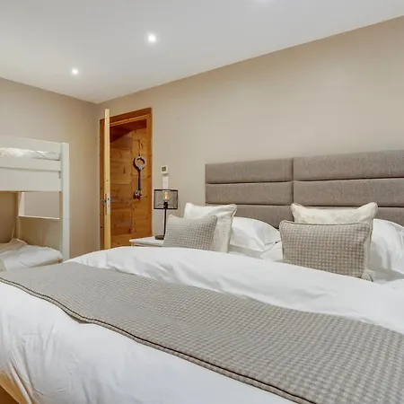 Abeille 12 Guests • Hot Tub • Free Bus Chalet