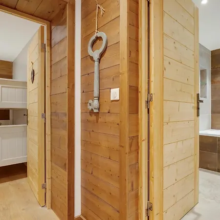 Chalet Abeille 12 Guests • Hot Tub • Free Bus