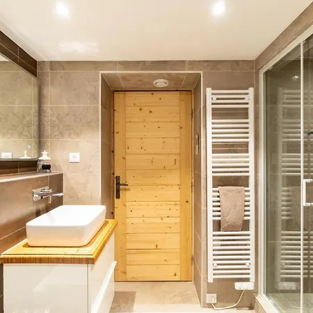Abeille 12 Guests • Hot Tub • Free Bus Chalet